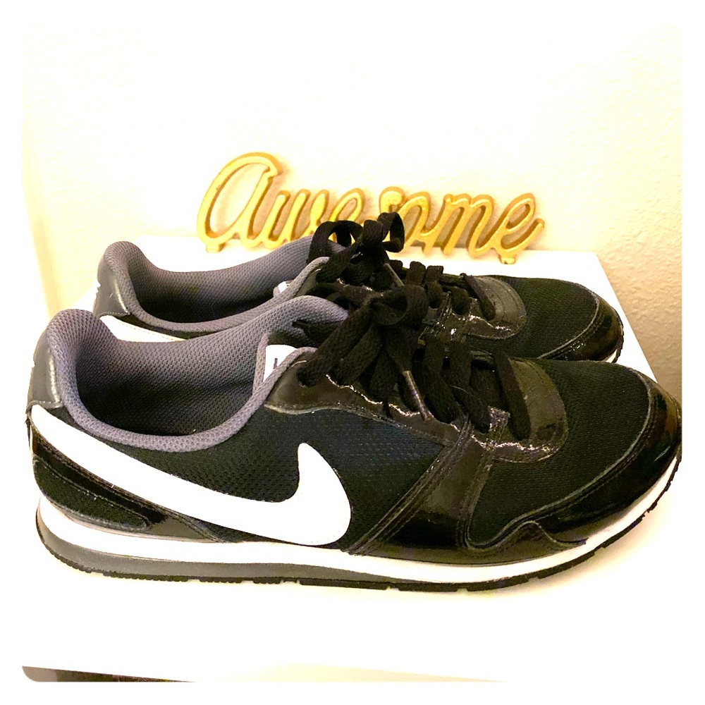 7.5 Nike Sneakers